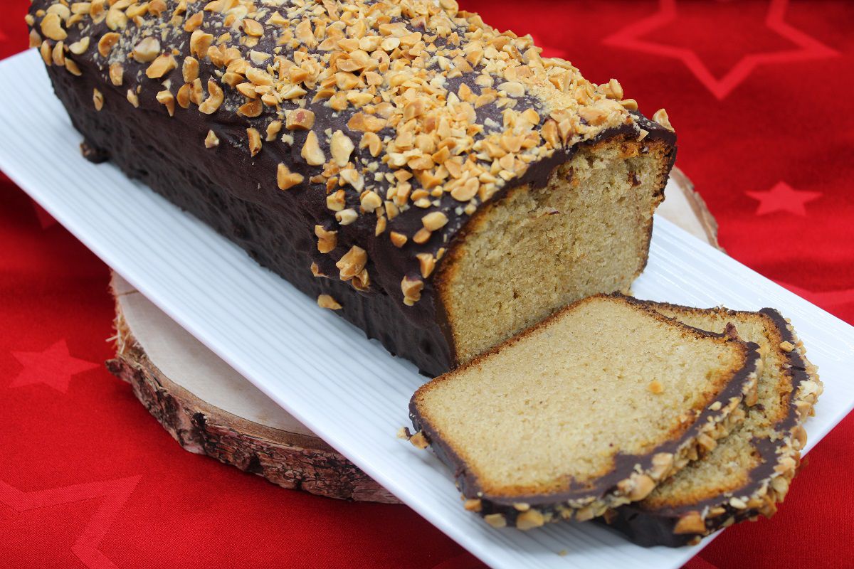 Cake café et glaçage chocolat et cacahuètes torréfiées