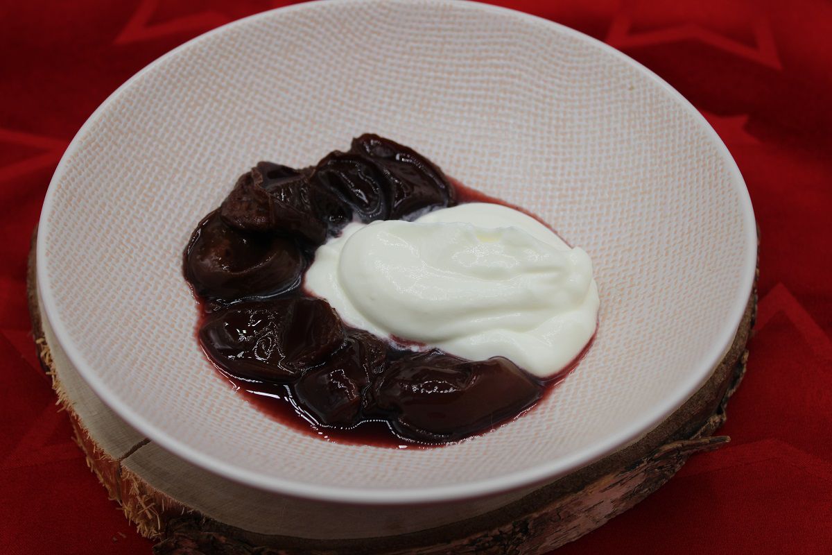 Quetsches au vin rouge à la fève tonka et sa mousse de fromage blanc 