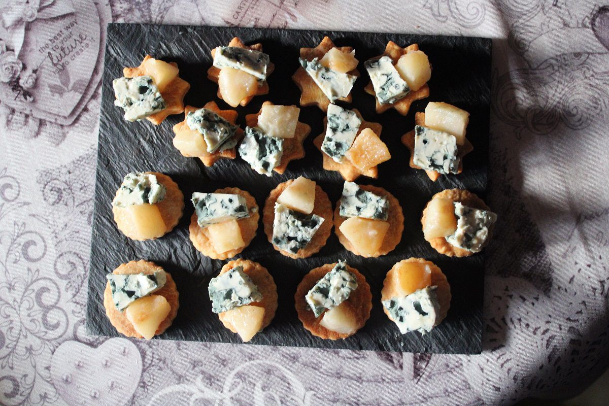 Sablés au parmesan, bleu et poires