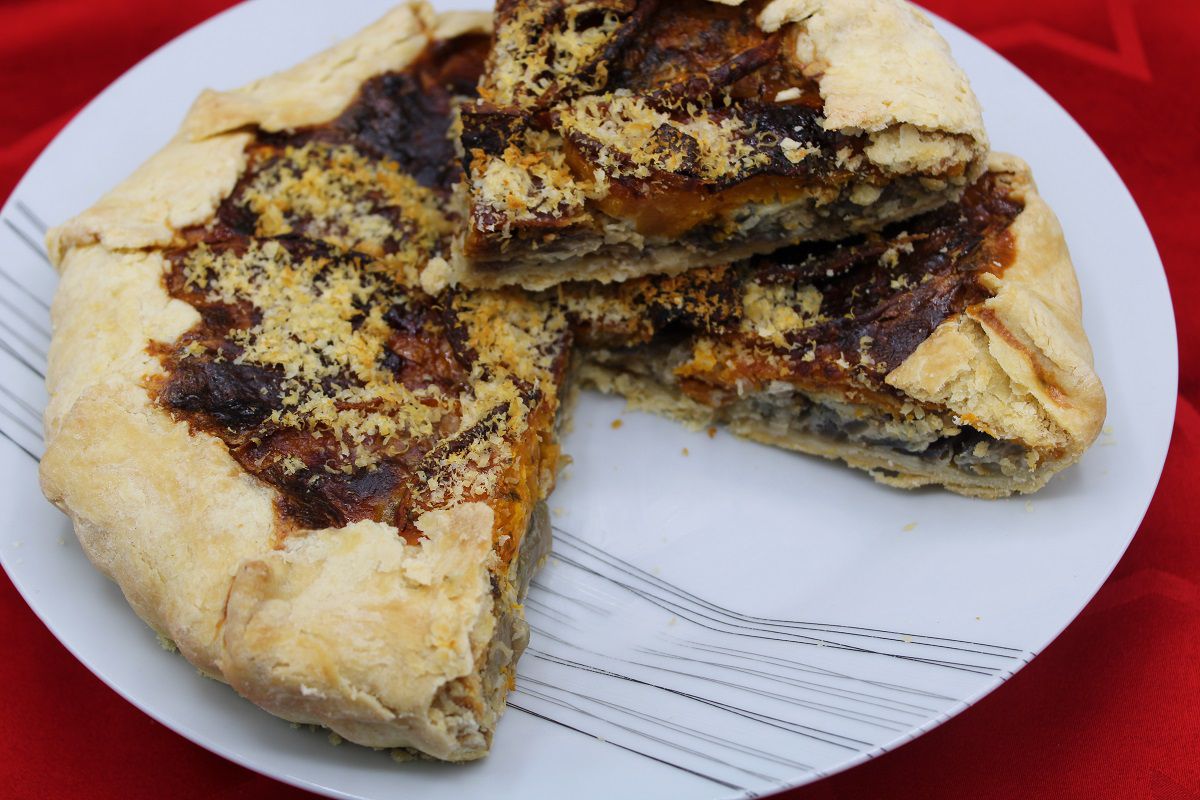 Tarte rustique aux oignons, butternut et parmesan