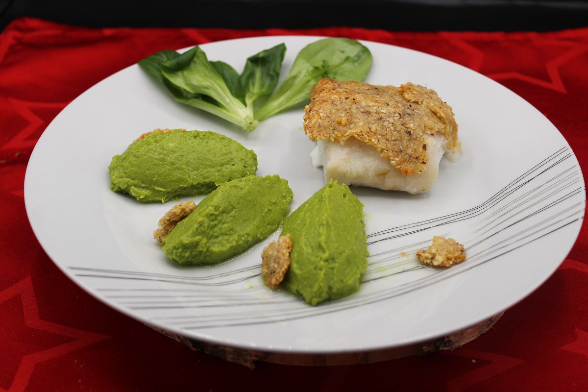 Dos de cabillaud en croûte de Morbier, purée de petits pois