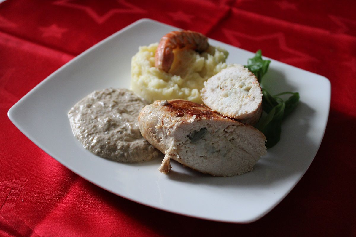 Ballotine de poulet aux langoustine, purée cerfeuil tubéreux et pommes de terre, sauce champignons