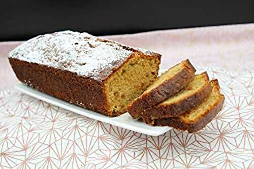Cake au yaourt, fruits confits et raisins secs
