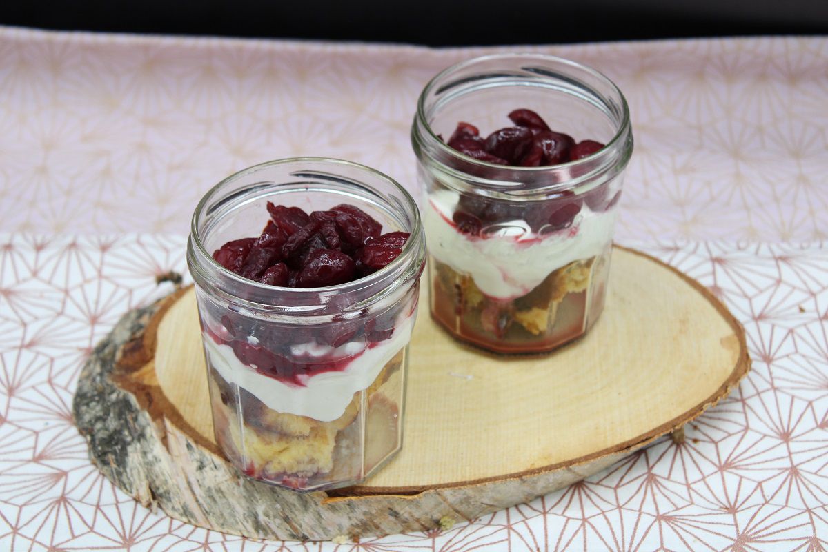 Brioche perdue en bocal et compotée de cerises