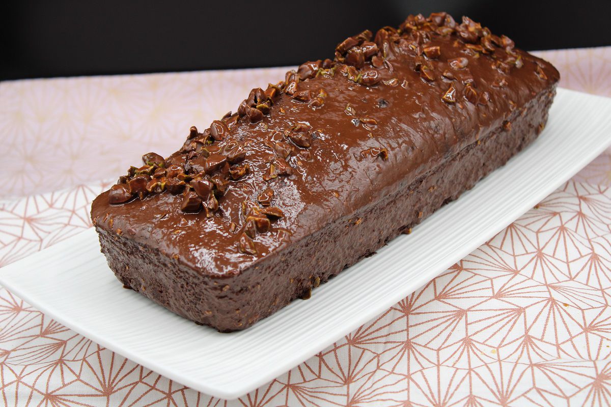 Cake au chocolat noir et son glaçage chocolat pistache