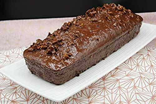 Cake au chocolat noir et son glaçage chocolat pistache