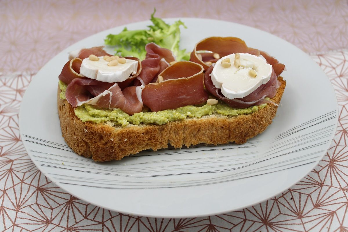 Bruschetta pesto d’asperges vertes, jambon cru et chèvre