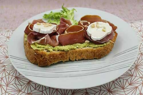 Bruschetta pesto d’asperges vertes, jambon cru et chèvre