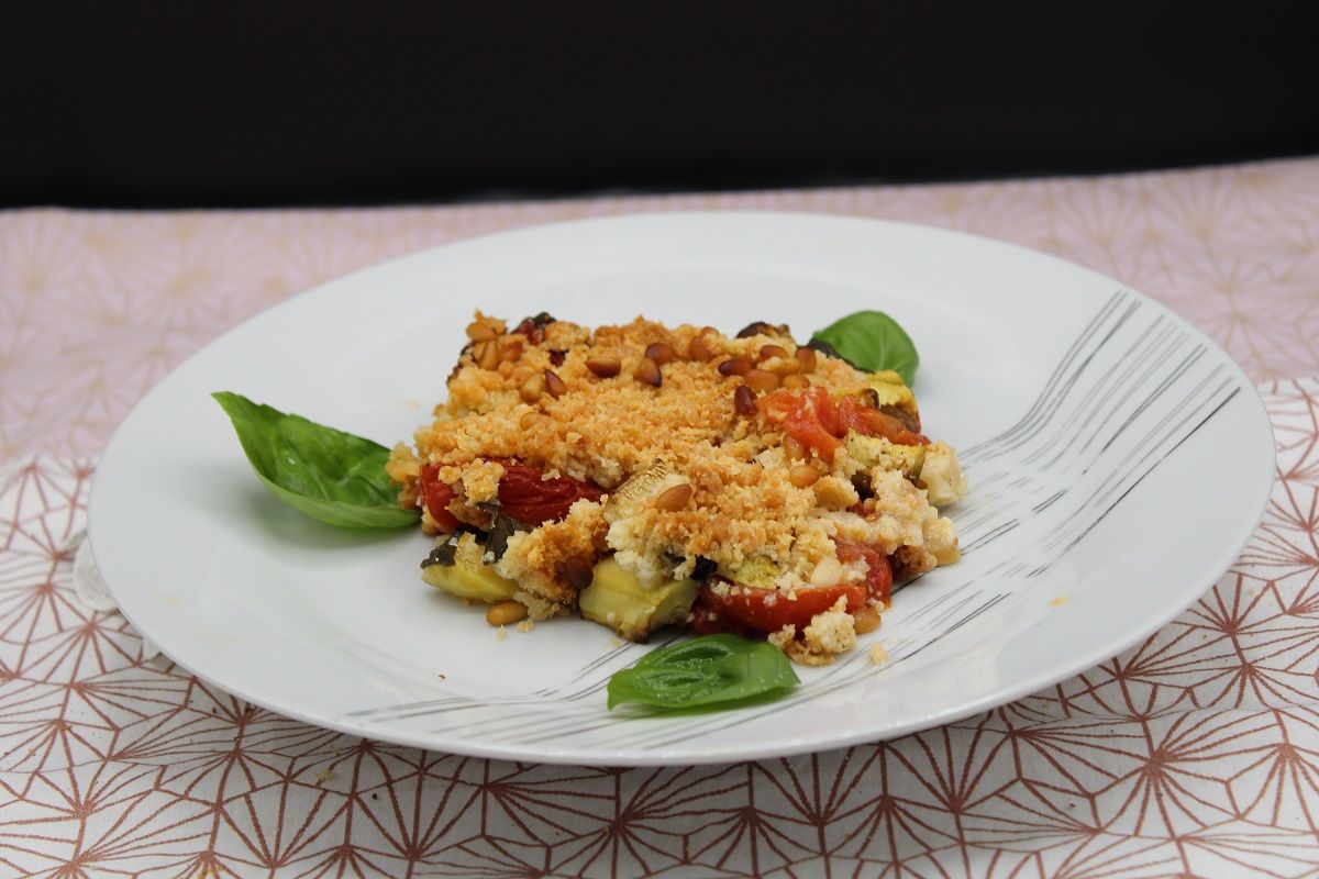 Crumble aux tomates, courgettes, basilic et chèvre