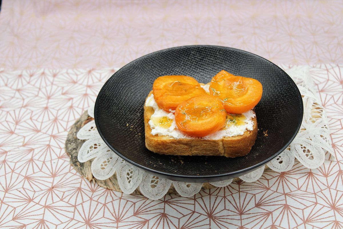 Toasts dorés à la ricotta, abricots rôtis et miel au thym