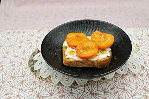 Toasts dorés à la ricotta, abricots rôtis et miel au thym