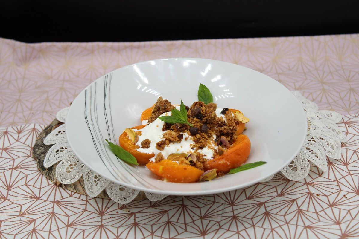Abricots rôtis, crumble et burrata à la vanille