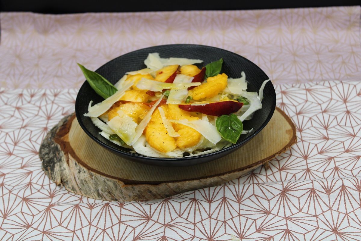 Salade croquante de fenouil, nectarine et copeaux de parmesan