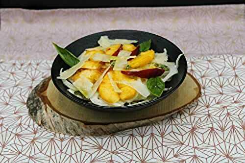 Salade croquante de fenouil, nectarine et copeaux de parmesan
