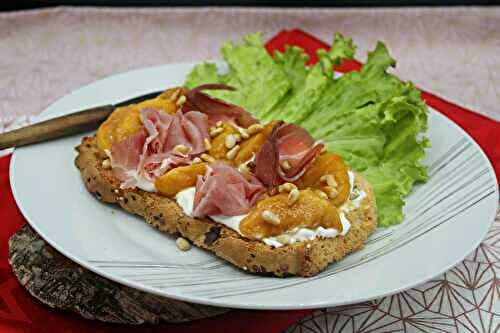 Tartine de burrata, jambon Serrano et nectarines rôties