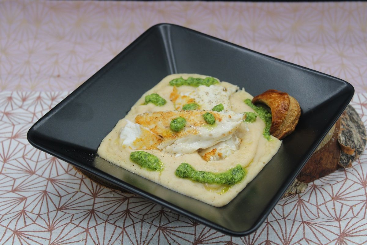 Purée d’haricots coco, filet de bar et pesto de persil aux amandes