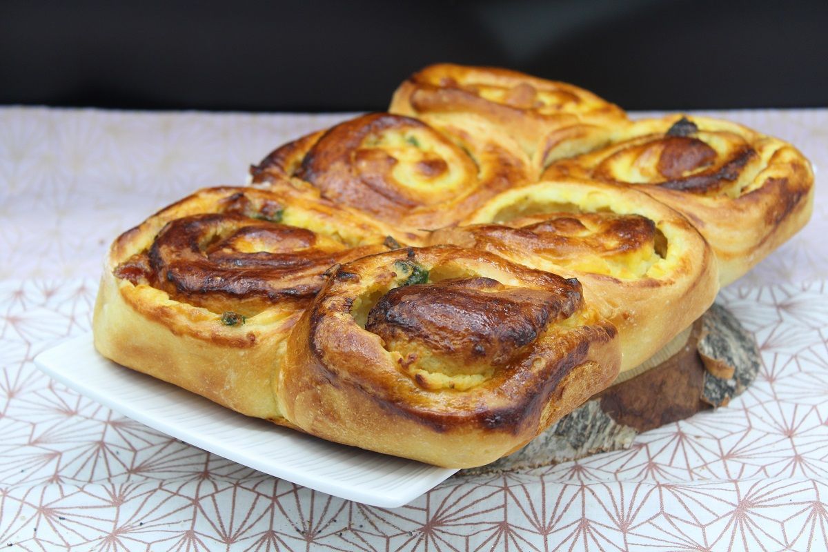 Briochée roulée aux fruits confits et à la fleur d’oranger