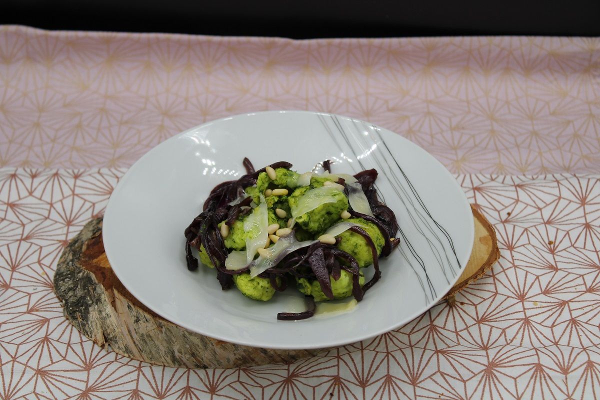 Käseknepfle au pesto d’ail des ours, oignons caramélisés et parmesan