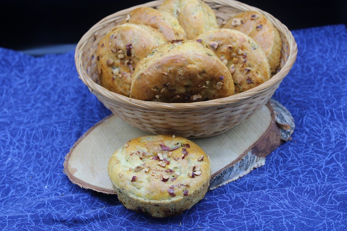 Brioches  au Rocamadour, noisettes et ail des ours