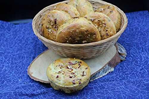 Brioches  au Rocamadour, noisettes et ail des ours