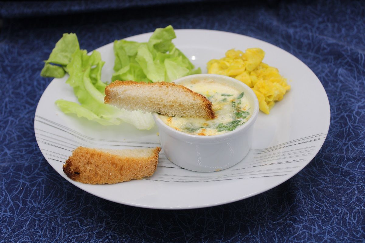 Œufs cocotte aux herbes et au comté, mouillettes de pain