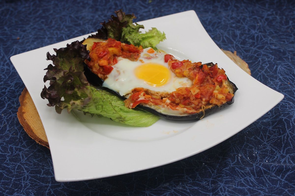 Aubergines farcies, œuf au nid