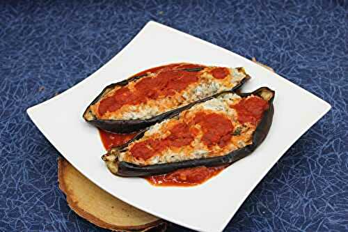 Aubergines farcies à la ricotta et à la mortadelle avec sauce tomate
