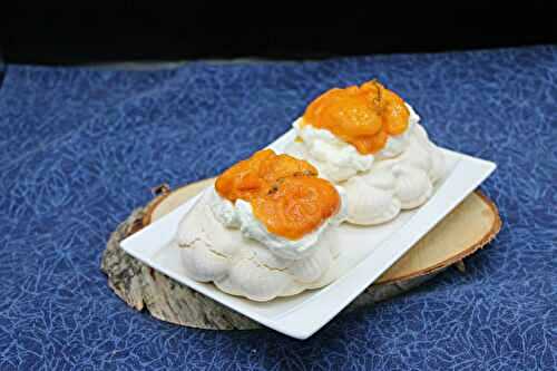 Pavlovas à la compotée d’abricots au thym