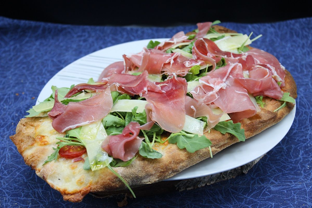 Pinsa à la chiffonnade de jambon speck, parmesan et roquette