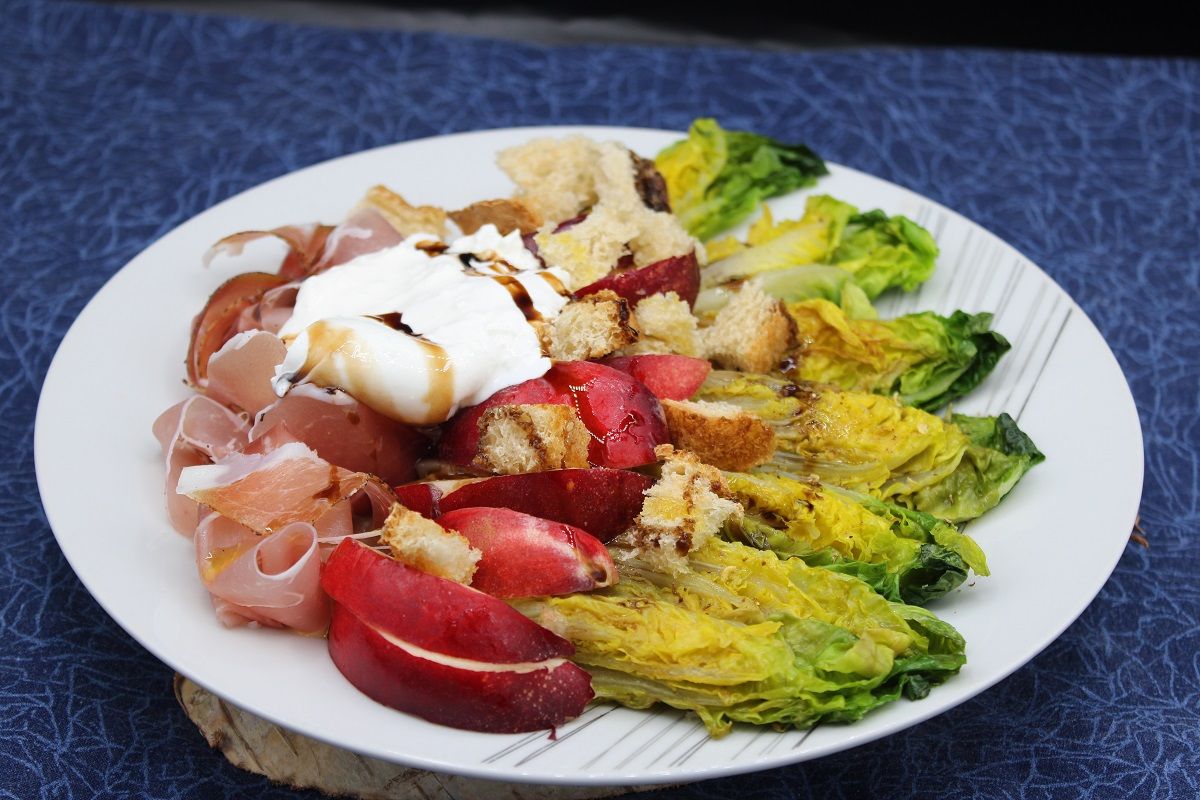 Salade de sucrines grillées, nectarines et burrata
