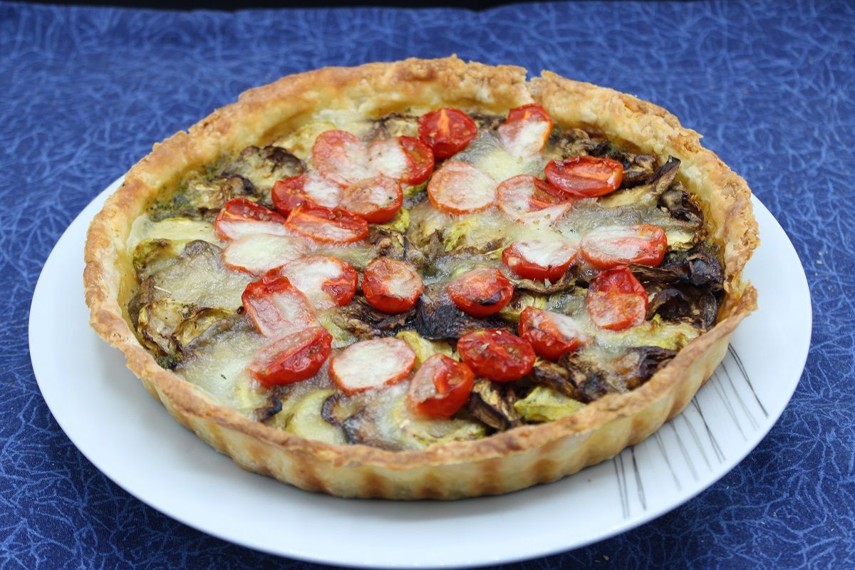Tarte fine aux légumes, pesto et mozzarella