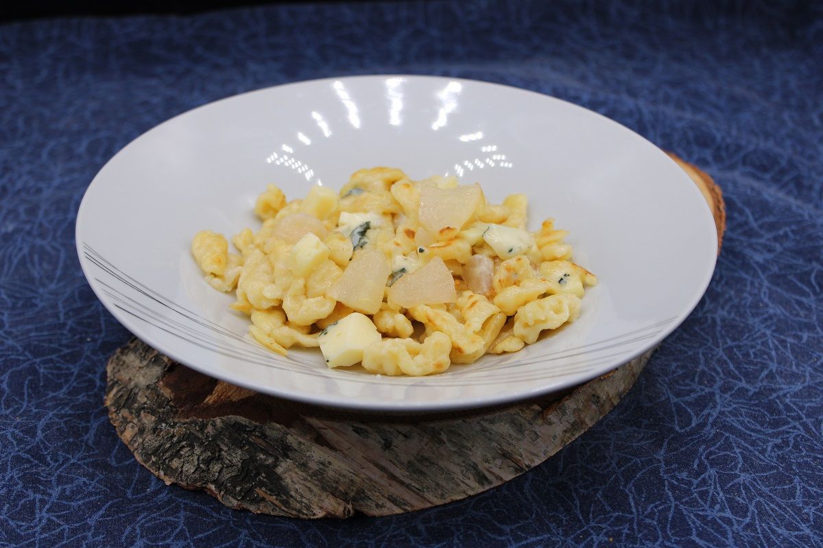 Spaetzle poêlés à la fourme d’Ambert et poires confites