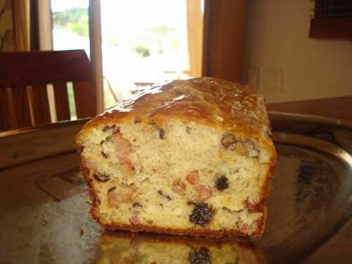 Cake aux pruneaux, lardons et noix