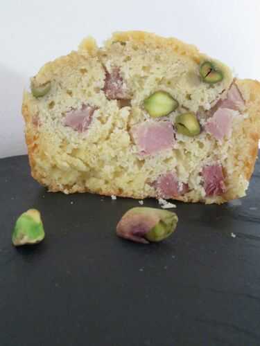 Cake jambon, fromage et pistaches.