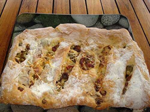 Fougasse aux lardons, oignons et olives