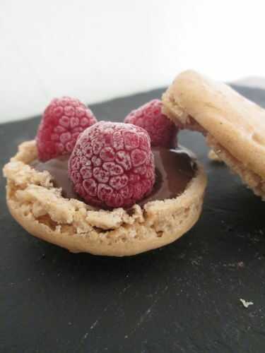 Macarons au chocolat et aux framboises