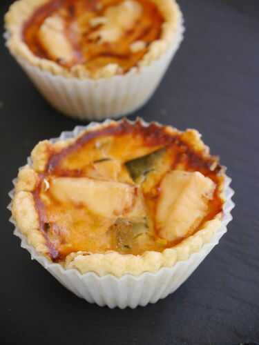 Tartelettes aux oeufs brouillés, ratatouille et camembert