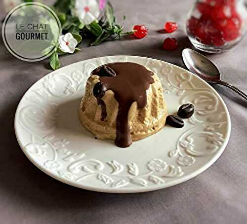 Mousse de mascarpone glacée au café sauce chocolat