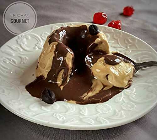 Mousse de mascarpone glacée au café sauce chocolat