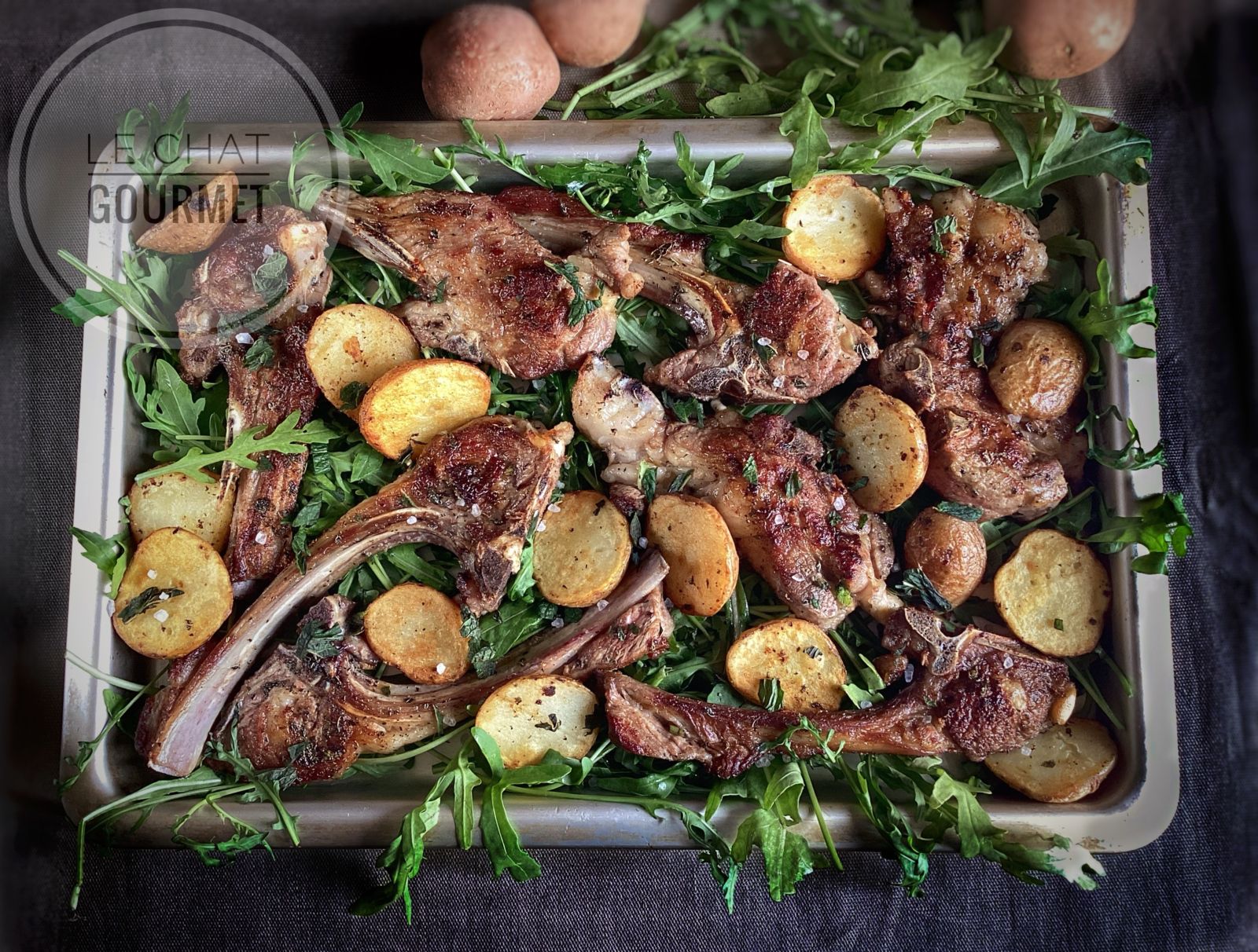 Côtes d’agneau à la menthe et pommes de terre dorées