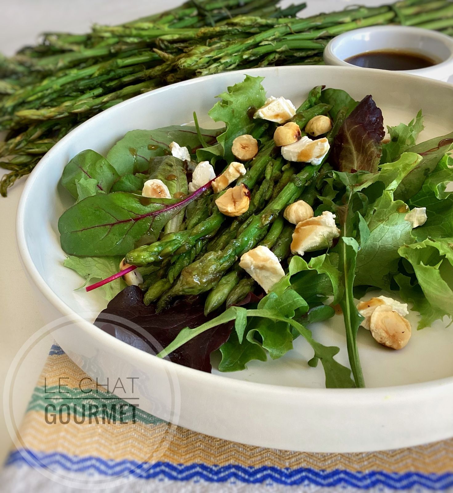 Salade d’asperges sauvages poêlées au fromage de chèvre, miel et noisettes