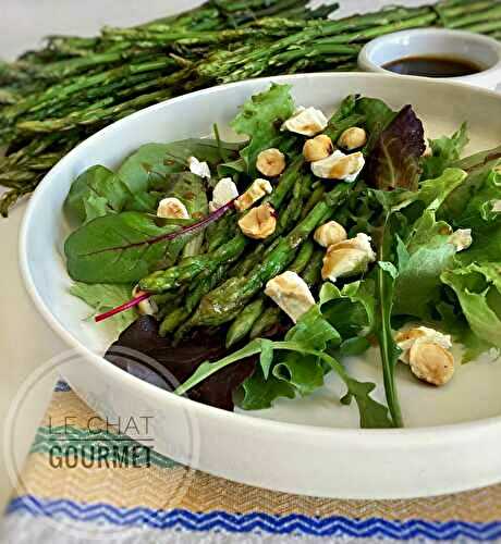 Salade d’asperges sauvages poêlées au fromage de chèvre, miel et noisettes