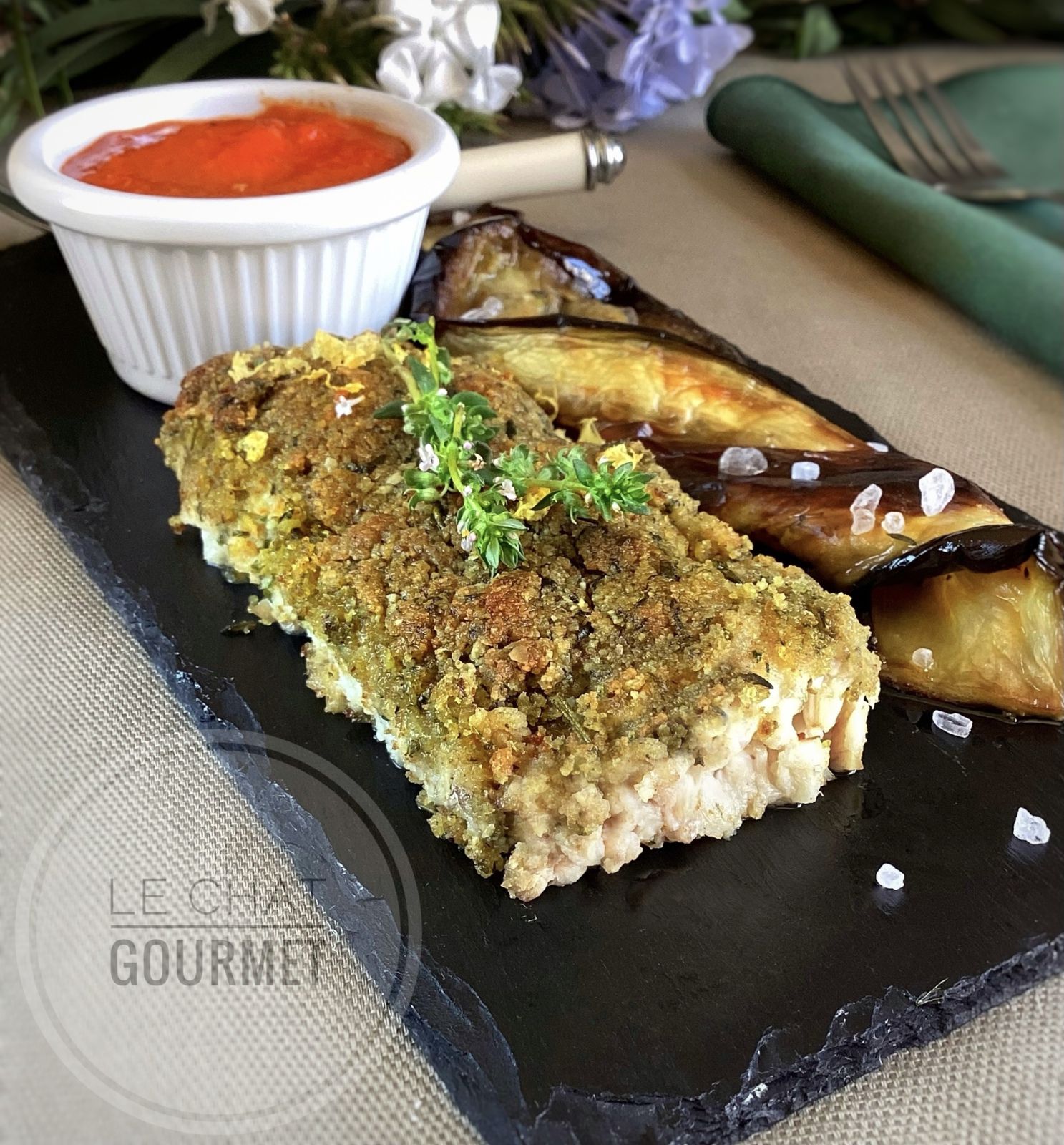 Poisson en croûte d’herbes et sauce aux poivrons rouges