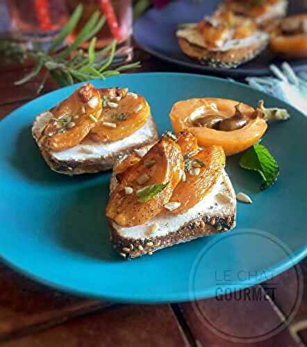 Tartine de chèvre frais et nèfles rôties 