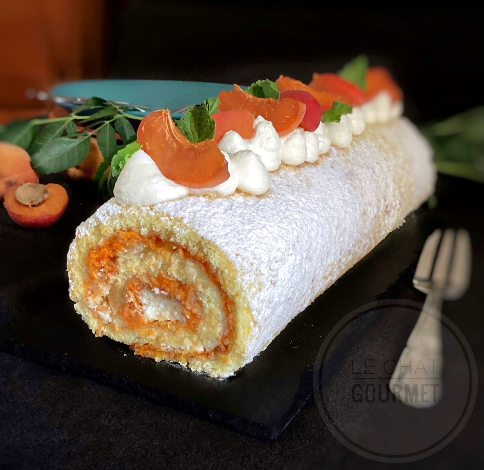 Biscuit roulé aux abricots et chantilly au miel