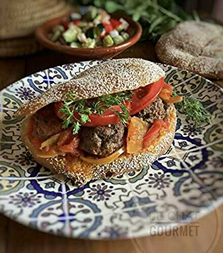 Burger oriental au pain d’orge et kefta de Mina Graibis