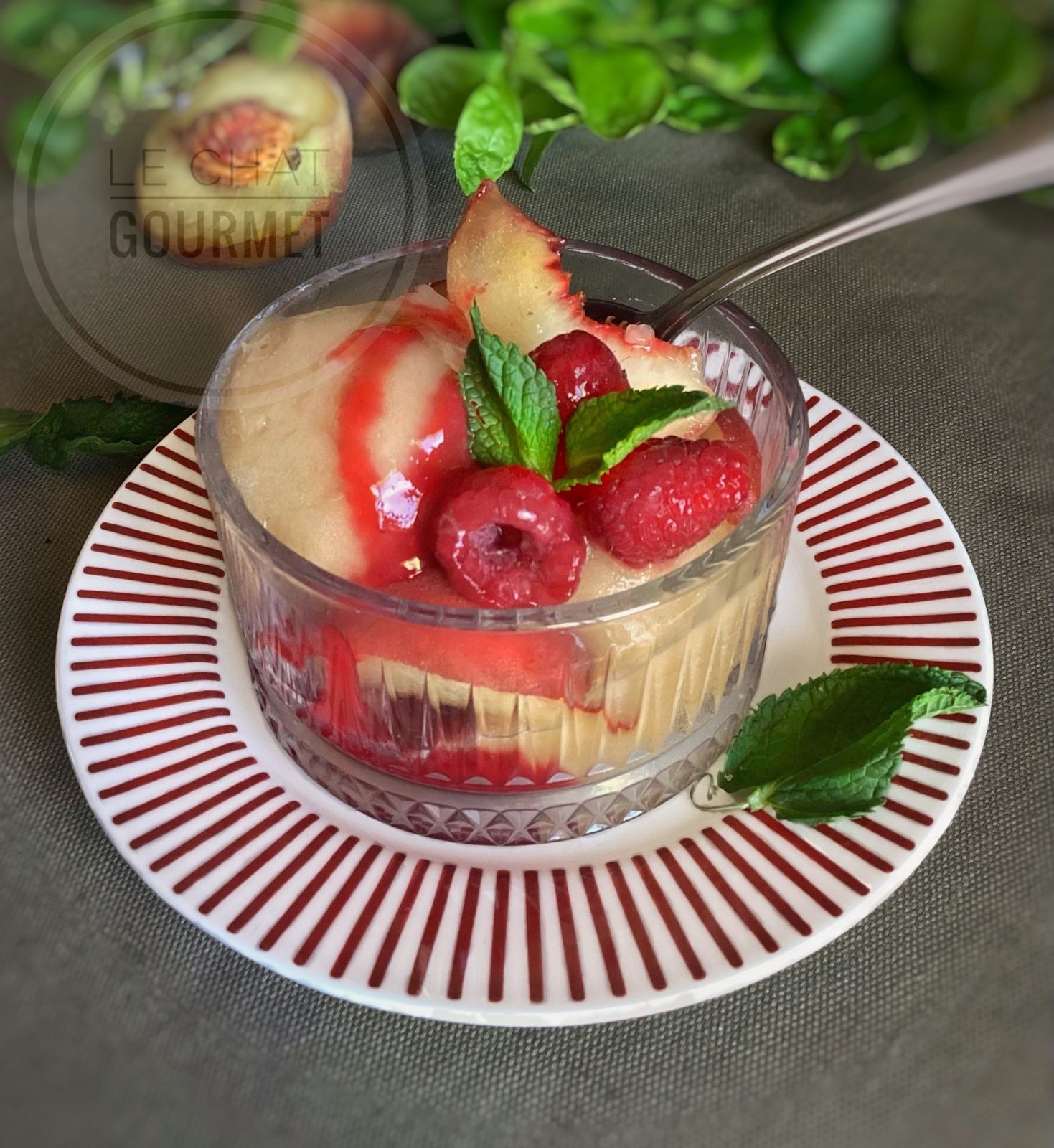 Coupe de sorbet pêche / verveine et coulis de framboise 