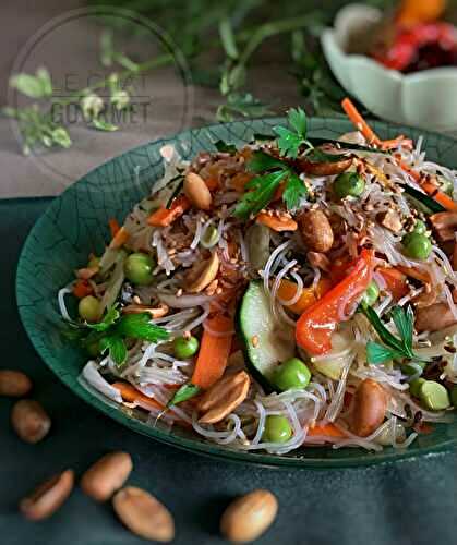 Salade croquante aux vermicelles et poivrons marinés 