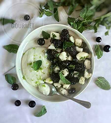 Salade de melon vert, myrtilles, mûres, menthe et ricotta sucrée