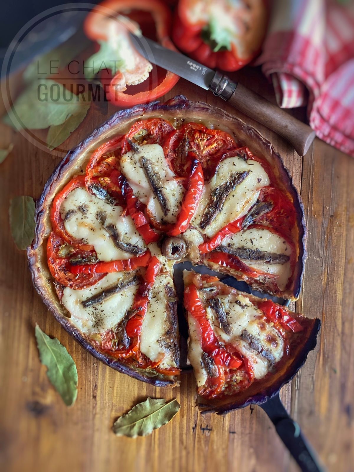 Tarte aux tomates, poivrons, mozzarella et anchois